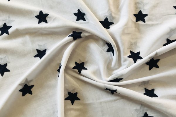 Baumwolle Webware Broderie bestickte Sterne Navy auf Weiß